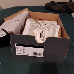 New Balance unisex Green and White Sneakers mens 4.5 women's 6. eur 37